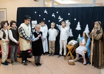 Pasterze przybywają do stajenki