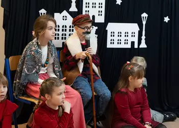 Trzecioklasiści biorący udział w przedstawieniu jasełkowym