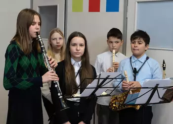 Uczennica gra kolędę na klarnecie