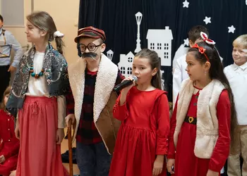 Uczennica klasy trzeciej podczas recytacji