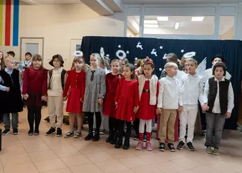 Uczniowie klasy trzeciej kończą przedstawienie