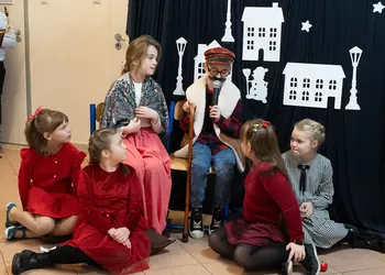 Uczniowie klasy trzeciej podczas odgrywania scenki