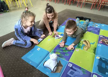 Julka, Marysia i Szymon pracują z robotem edukacyjnym