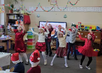 Uczniowie klasy 1 prezentują układ taneczny