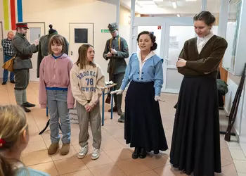 Uczennice klasy 4 podczas wykładu na temat ubioru kobiet podczas Powstania Wielkopolskiego