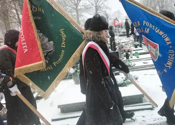 Przemarsz pocztu sztandarowego naszej szkoły na cmentarzu w Śmiglu