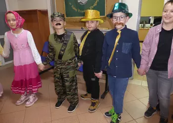 Uczniowie podczas wspólnego tańca