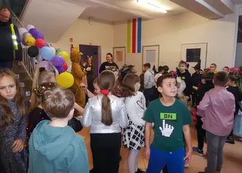 Uczniowie podczas wspólnej zabawy tanecznej