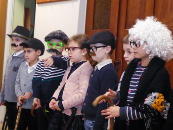 Przedszkolaki podczas przedstawienia dla seniorów