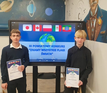 Piotr i Błażej z dyplomami za udział w Powiatowym Konkursie Geograficznym