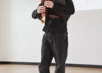 Piotr gra na sierszenkach