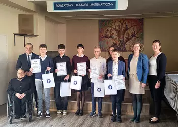 Filip na zdjęciu z gośćmi, organizatorami i pozostałymi zwycięzcami konkursu