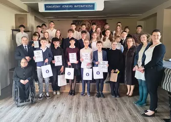 Julia i Filip na zdjęciu grupowym z uczestnikami konkursu