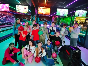 Uczniowie klasy 4b na kręgielni