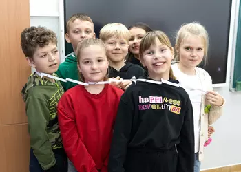 Uczniowie klasy 3 podczas doświadczenia matematycznego