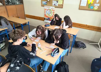 Uczniowie klasy 7b rozwiązują łamigłówki