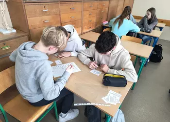 Uczniowie klasy 7b rozwiązują zadania