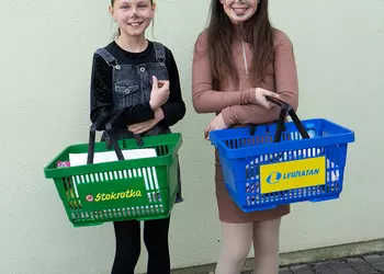 Dwie uczennice klasy 4 prezentują swoje nietypowe plecaki