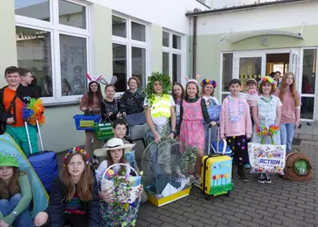 Uczniowie ze swoimi nietypowymi 