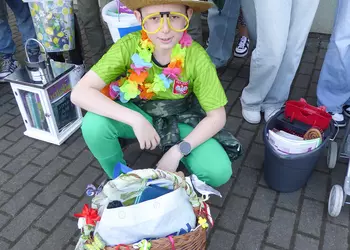 Uczeń klasy 5a w wiosennej stylizacji