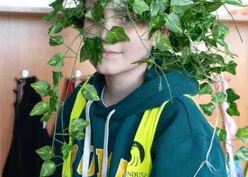 Uczeń klasy 7 w wiosennej stylizacji