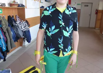 Uczeń z klasy 7b w wiosennej stylizacji