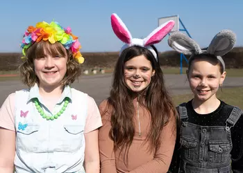 Uczennice klas czwartkch w wiosennych przebraniach