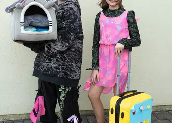 Uczennice klasy 4 prezentują swoje nietypowe plecaki