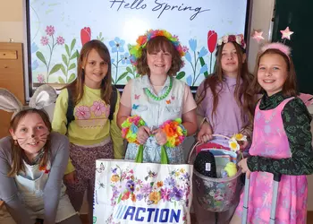 Uczennice klasy 4a w wiosennych stylizacjach