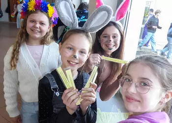 Uczennice z klasy 4b rozwiązują wiosenne zadania