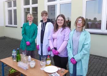 Uczniowie klas 8 uczestniczący w pokazie chemicznym