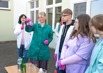Uczniowie klas 8 podczas doświadczenia chemicznego z wodą