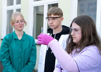 Uczniowie klas 8 wykonują doświadczenie z wodą