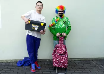 Uczniowie klasy 7 prezentują swoje nietypowe plecaki