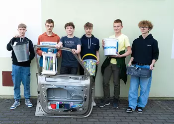 Uczniowie klasy 8b prezentują swoje nietypowe plecaki