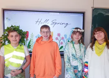 Uczniowie z klasy 7 i 5 w wiosennych przebraniach