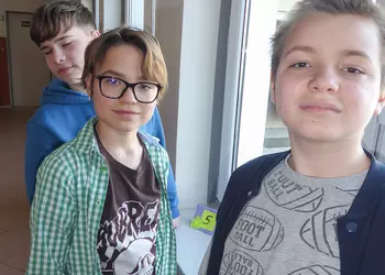 Uczniowie z klasy 7a wykonują wiosenne zadania