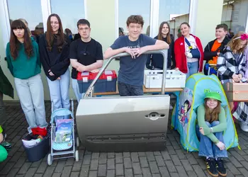 Uczniowie z niezwykłymi plecakami