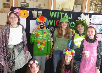 Uczniowie przed okolicznościową gazetką