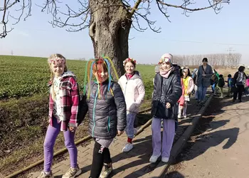 Uczniowie klasy 3 podczas spaceru