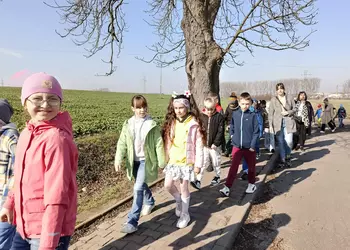 Uczniowie klasy 3 podczas wiosennego spaceru