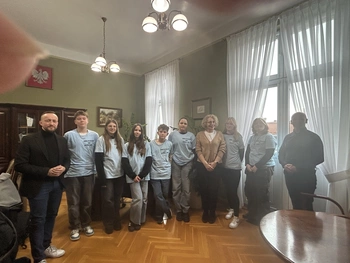 Uczestnicy projektu wraz z wicestarostą kościańskim