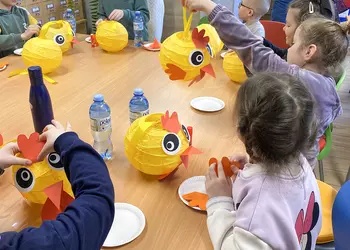 Uczniowie wykonują kury wielkanocne