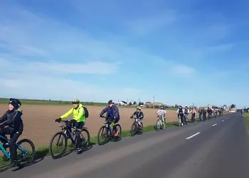 Uczestnicy na trasie rajdu rowerowego w Nielęgowie. 