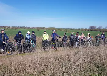 Uczestnicy na trasie rajdu rowerowego. 
