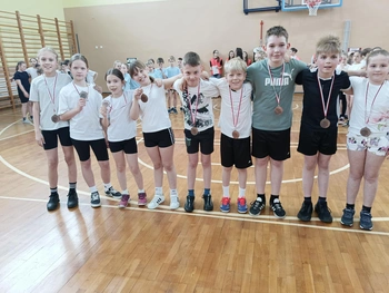 Drużyna klasy trzeciej z medalami.
