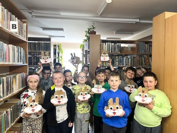 Uczniowie klasy 2b w bibliotece