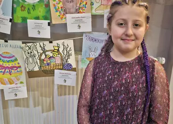 Helenka prezentuje swoją pracę plastyczną