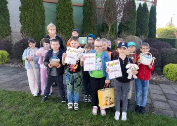 Uczestnicy konkursu z klasy 2a wraz z panią dyrektor