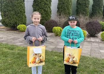 Szymon i Lena z otrzymanymi nagrodami